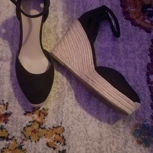 Black closed toed wedge sandal size 7.5